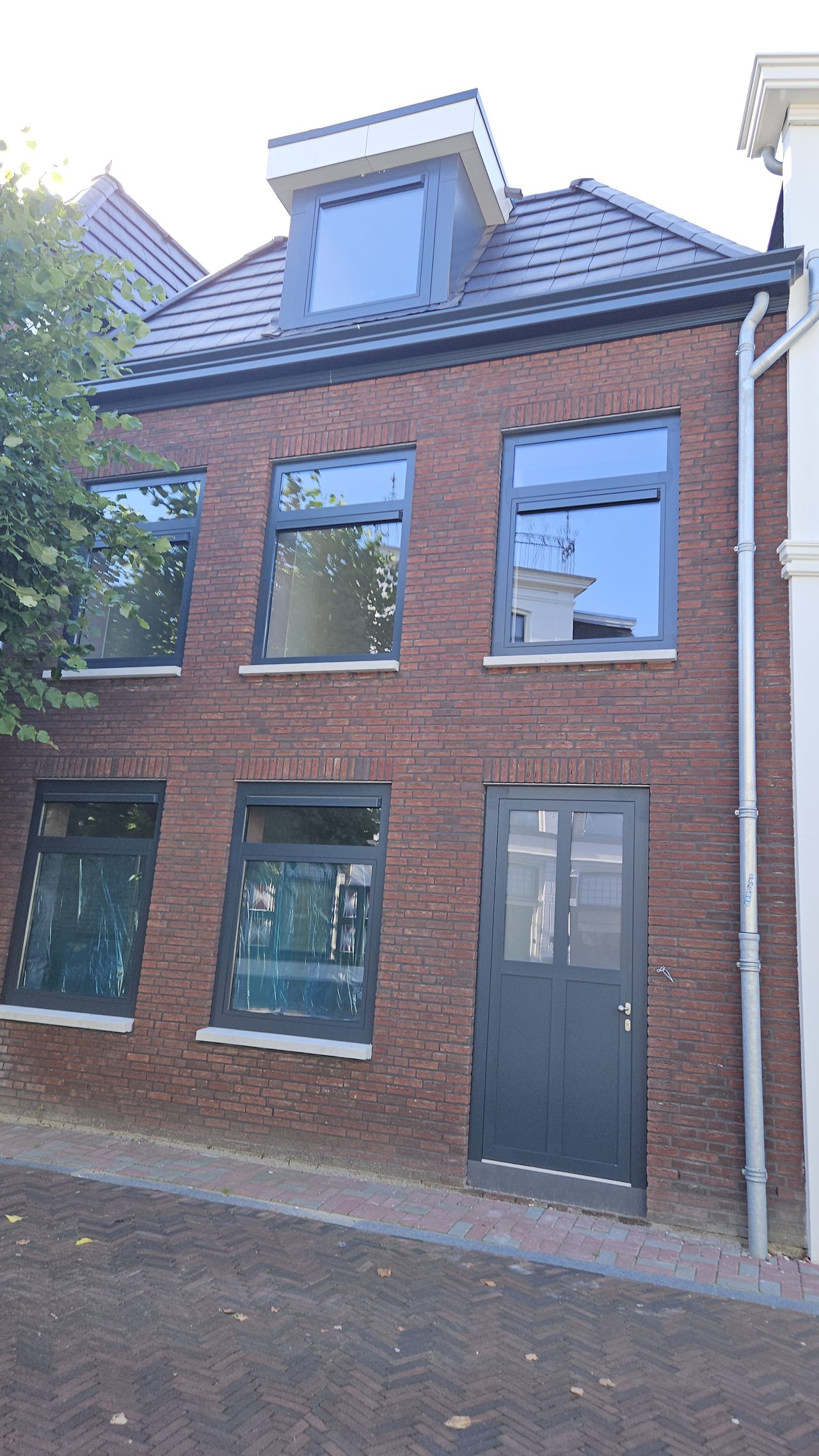 Hoek van het gebouw met een erker die uit het gevelvlak springt