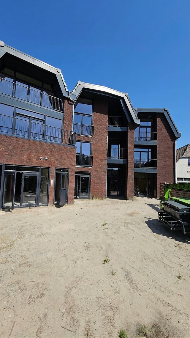 Het binnenterrein met de verspringende kappen tegen de lucht