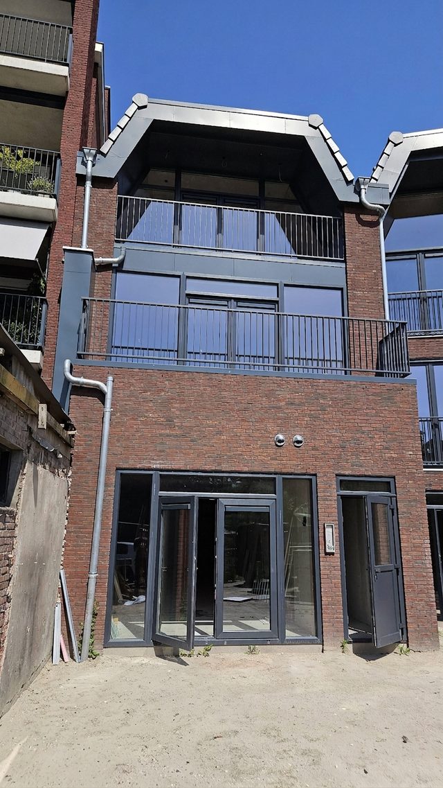 Gevel aan het binnenterrein met balkons over drie lagen