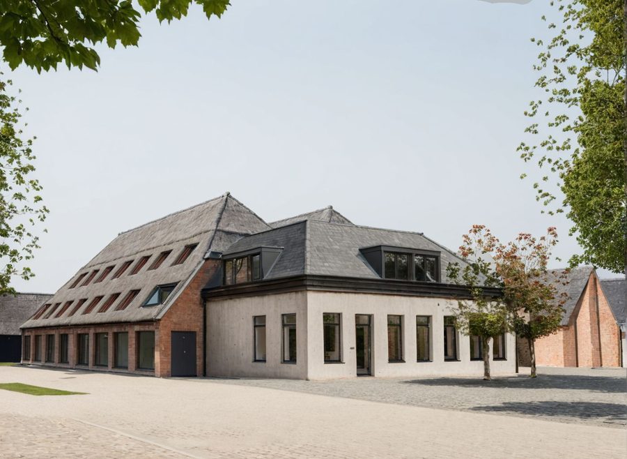Langgerekte boerderij bij Slochteren met een schilddak en een lichte gepleisterde onderbouw