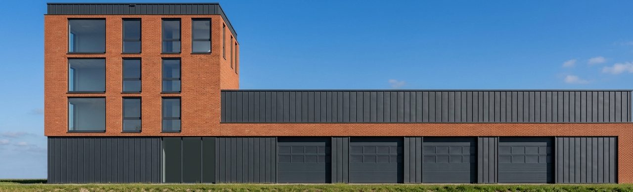 Zijgevel met de toren en de lage vleugel, gezien vanaf de andere kant