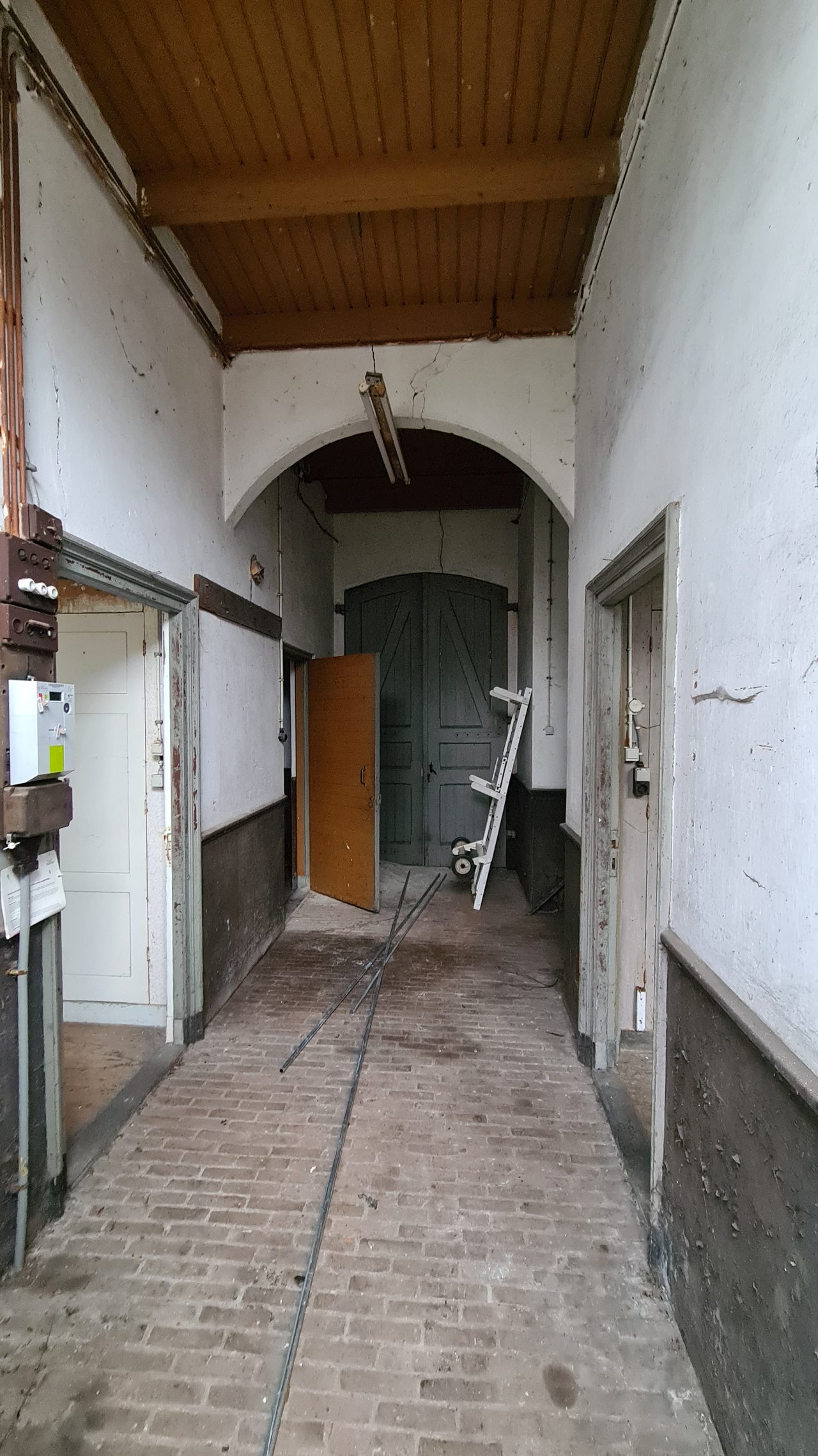 Voormalige cel met een gemetseld tongewelf en een klein hoog raam