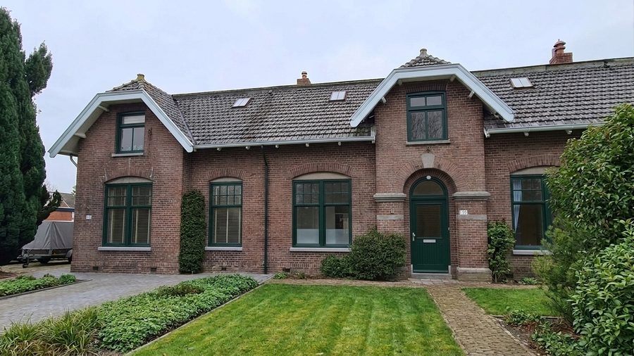 De voormalige marechausseekazerne met symmetrische voorgevel en monumentgroen geschilderde kozijnen
