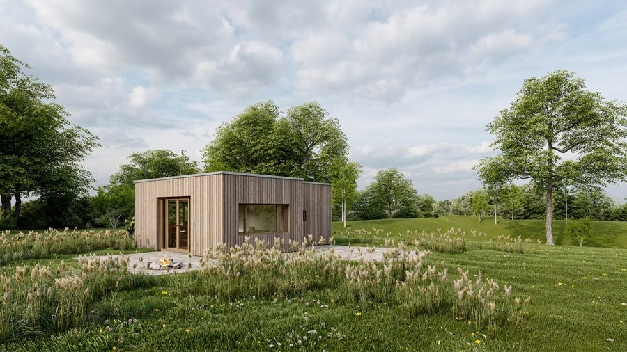 Compacte houten recreatiewoning in een open veld, met een brede pui aan de lange zijde