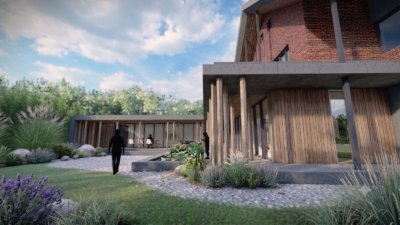 De houten veranda met kolommen langs de gevel, gezien vanuit de tuin