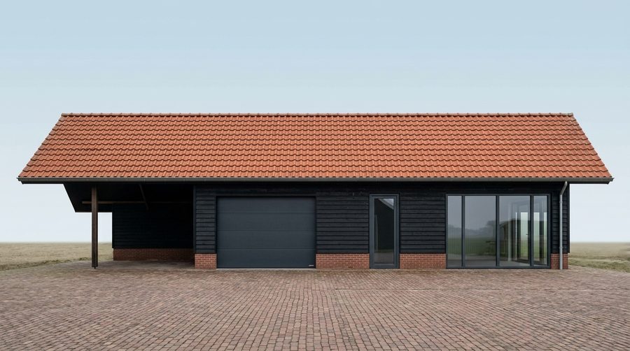 De lange gevel van de nieuwe schuur met zwart hout, rode pannenkap en een overdekte bay